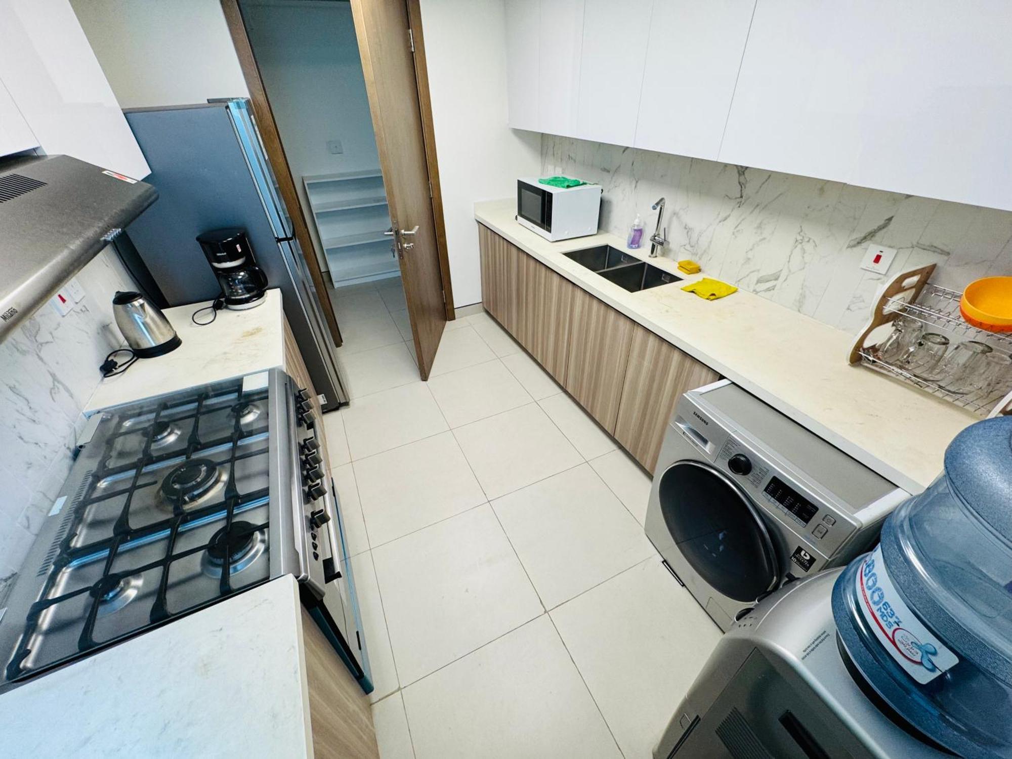 Wow Amazing Burjkhalifa,sea,sunset,ship,park View,3bhk Furnished Apartment-16 Guest,airport,metro,mall,golf,bus,park,ship Tour Near - Flat 101 Apartment *